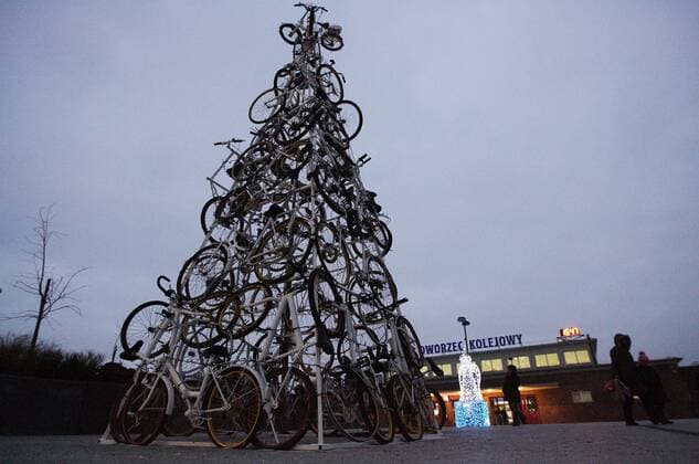 TCZEW, 08.12.2012 - CHRISTMAS TREE MOUNTED FROM BIKES. ADDITIONAL LIGHTS CAN BE TURNED ON DURING A RIDE ON A BICYCLE. FOT MICHAL FLUDRA NEWSPIX.PL --- Newspix.pl  FLUMI081212TCZ_10