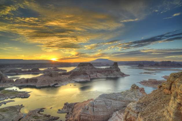 Blick bei Sonnenaufgang vom Alstrom Point auf Lake Powell, Padre Bay mit Gunsight Butte und Navajo Mountain, Hausboote, Bigwater, Glen Canyon National Recreation Area, Arizona, Südwesten, Utah, Vereinigte Staaten von Amerika, USA iblwmi02384702