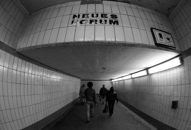 Wahlkampf in Ost-Berlin anlässlich der bevorstehenden Volkskammerwahlen in der DDR: - Aufkleber mit dem Schriftzug - Neues Forum - in einem Tunnel
