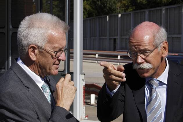  Der grüne baden-württembergische Ministerpräsident Winfried Kretschmann besucht Dr. Dieter Zetsche, rechts, Vorsitzender des Vorstands der Daimler AG, in Stuttgart, Baden-Württemberg, Deutschland, Europa ibljoe02386095