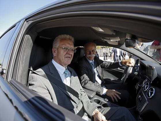  Der grüne baden-württembergische Ministerpräsident Winfried Kretschmann besucht Dr. Dieter Zetsche, r, Vorsitzender des Vorstands der Daimler AG, hier beide in einer neuen Mercedes A-Klasse, Stuttgart, Baden-Württemberg, Deutschland, Europa ibljoe02386142