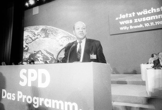 Programmparteitag der SPD in West-Berlin: Walter Momper (Deutschland SPD Regierender Bürgermeister Berlin) hält eine Rede