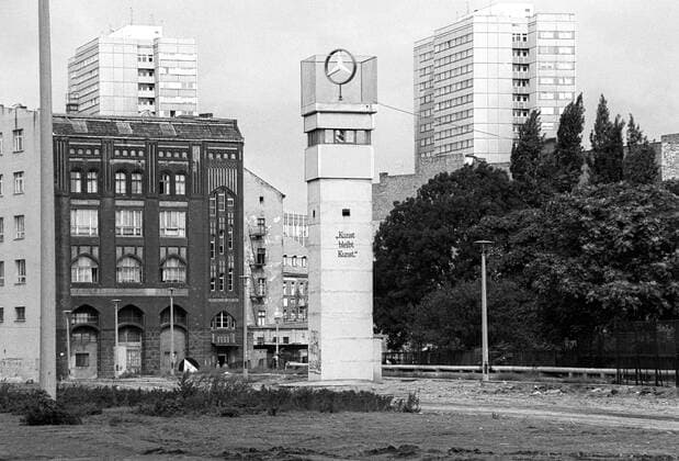 Ausstellungsprojekt - Die Endlichkeit der Freiheit - Hier: Fertiggestelltes Objekt von Hans Haacke im ehemaligen Todesstreifen. Berlin, DDR