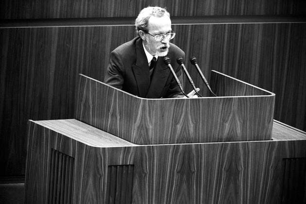 Berlin, DDR - Volkskammertagung zur Deutschen Einheit. Hier: Ministerpräsident Lothar de Maiziere