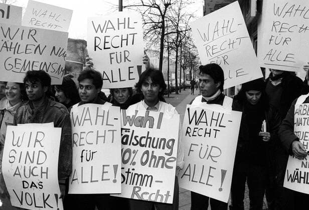 Wahlen zum Bundestag und zum Abgeordnetenhaus von Berlin: Demonstration von Asylbewerbern vor dem Wahllokal für das Ausländerwahlrecht