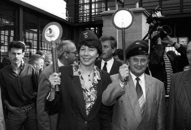 Verkehrssenatorin Ingrid Stahmer (SPD) und Herr Schwierzina weihen den Transeuropaexpress (TEE) ein - Berlin
