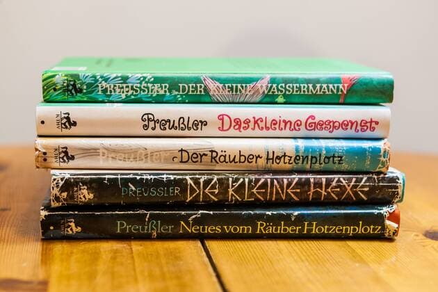 Otfried Preußler, Stapel mit Kinderbüchern; Der kleine Wassermann, Das kleine Gespenst, Der Räuber Hotzenplotz, Die kleine Hexe, Neues vom Räuber Hotzenplotz, Thienemann Verlag