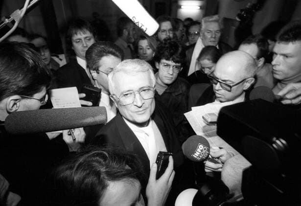 Berlin - Erster Tag der Verhandlungen gegen Erich Mielke. Hier: Rechtsanwalt Jürgen Wetzenstein-Ollenschläger nach der Verhandlung.