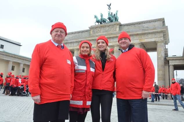 1.800 Engagierte Menschen mit roten Shirts und Mützen, aus ganz Deutschland bilden ein riesiges rotes Kreuz vor dem Brandenburger Tor. Die Aktion ist der Startschuss zum 150-jährigen Jubiläum, das das Rote Kreuz im Jahr 2013 begeht. Rudolf Seiters, Jeanette Biedermann, Jette Joop, Frank Henkel,