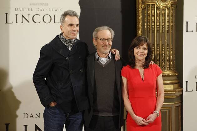 73. Berlinale, Steven Spielberg erhält den Goldenen Ehrenbären für sein Lebenswerk Steven Spielberg, Sally Field and Daniel Day-Lewis attend Lincoln photocall at Casa de America in Madrid, Spain. January 16, 2013.  (20130116278)