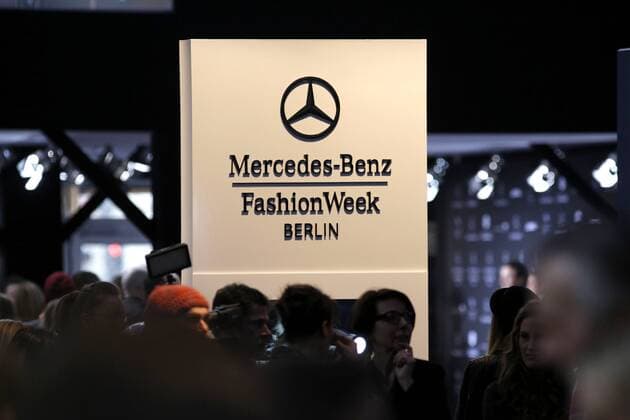 BERLIN, 16.01.2013 MERCEDES-BENZ FASHION WEEK (MBFW) HERBST WINTER 2013 ZU SEHEN: EINE SÄ ULE MIT DER AUFSCHRIFT - MERCEDES-BENZ FASHION WEEK BERLIN -