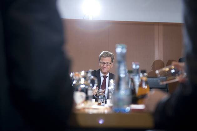 Guido Westerwelle, Kabinettssitzung DEU, Deutschland, Germany, Berlin, 23.01.2013 Bundesaussenminister Guido Westerwelle, FDP, vor der Kabinettssitzung im Berliner Kanzleramt. Kabinettsitzung, Bundeskanzleramt, Kabinett, Bundeskabinett, Bundespolitik, Deutsche Politik, Politiker, QF Querformat, Portrait, Porträt, 2013. Guido Westerwelle, Federal Minister of Foreign Affairs FDP, and Annette Schavan, Federal Minister of Education, CDU, (right) at cabinet meeting at the chancellor office in Berlin. Politics, Germany, political, Politician.
