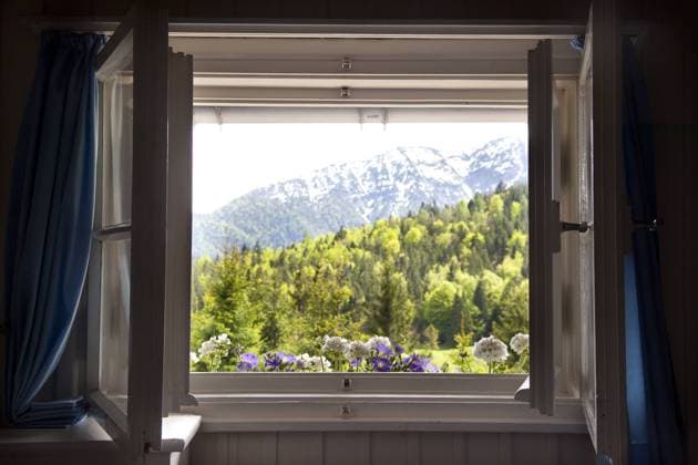 offenes Fenster mit Blick auf die schneebedeckten Gipfel der Alpen, Ausblick vom Sillberghaus, Bayrischzell, Bayern, Deutschland, Europa