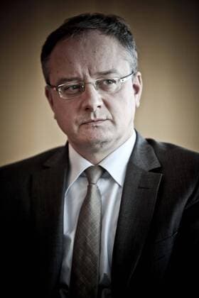 Andreas Stoch ( 10. Oktober 1969 in Heidenheim) ist ein deutscher Rechtsanwalt und Politiker der SPD. Er ist seit dem 1. April 2009 Mitglied des Landtags von Baden-Württemberg. Er ist designierter Kultusminister. Am Mittwoch wird Andreas Stoch als baden-württembergischer Kultusminister vereidigt. Andreas Stoch