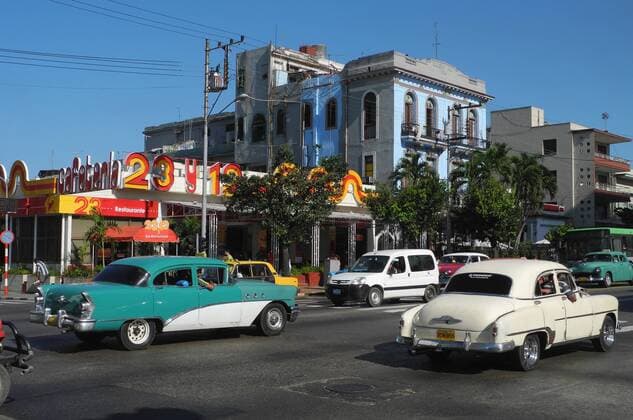 23012013, Cuba; Havanna: Alltagsbeobachtungen in Havanna... Oldtimer im Strassenbild. Cuba-Reise vom 06.01.2013-21.01.2013
