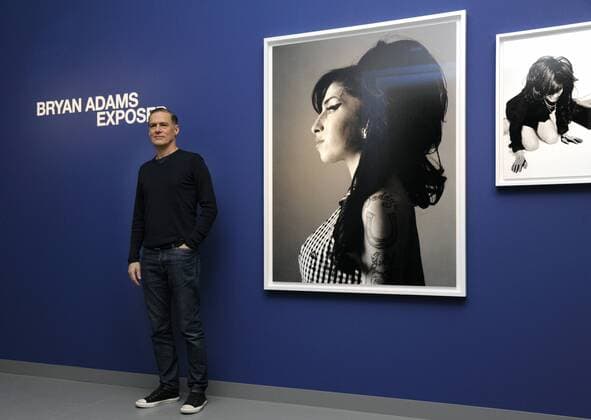 Deutschland, Nordrhein-Westfalen, NRW, Kultur, Pressekonferenz zur Ausstellung Bryan Adams Exposed im NRW-Forum Düsseldorf des kanadischen Musikers und Fotografen Bryan Adams. Hier neben einem Foto von Amy Winehouse.