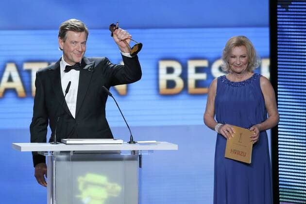 Claus KLEBER erhaelt die Goldene Kamera in der Kategorie Beste Information - Bester Anchorman Beste Anchorwoman , Sabine CHRISTIANSEN, Moderatorin, haelt die Laudatio 48. Preisverleihung der Goldenen Kamera, der Film- und Fernsehpreis von der Programmzeitschrift Hoerzu in Berlin, Deutschland am 02.02.2013. POOLFOTO Â