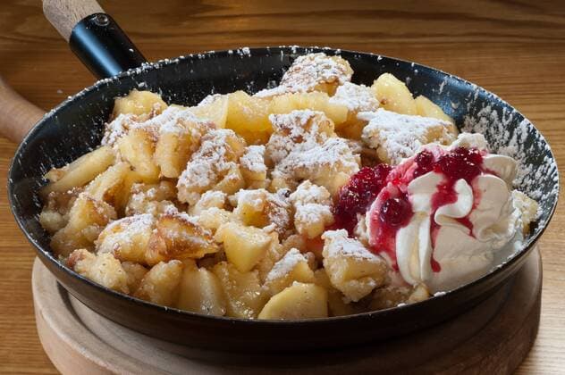 Kaiserschmarrn mit Schlagsahne oder Schlagobers Seefeld Tirol Österreich