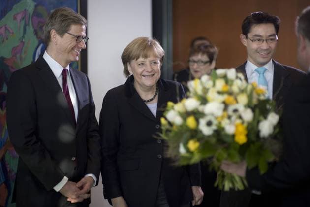 Guido Westerwelle, Philipp Rösler, Angela Merkel DEU, Deutschland, Germany, Berlin, 06.02.2013 Bundesaussenminister Guido Westerwelle, FDP, Angela Merkel, Bundeskanzlerin und Bundesvorsitzende der CDU, und Philipp Rösler, Bundeswirtschaftsminister und Bundesvorsitzender der FDP (v.l.n.r.), mit Blumenstrauss vor der Kabinettssitzung im Berliner Kanzleramt. Kabinettssitzung, Bundeskanzleramt, Kabinett, Bundeskabinett, Bundespolitik, Deutsche Politik, Politiker, QF Querformat, 2013, Rösler. Guido Westerwelle, Federal Minister of Foreign Affairs FDP, Angela Merkel, Chancellor and leader of the CDU, and Philipp Rösler, Federal Minsiter of Health FDP (f.l.t.r.) at cabinet meeting at the chancellor office in Berlin. Politics, Germany, political, Politician