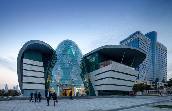 Bulvar Baku Baku, Hauptstadt von Aserbaidschans, Aserbaidschan, Kaukasus, Baki, Uferpromenade, Promenade, Uferpromenaden, Promenaden, Bulvar Baku, Boulevard, Stadtzentrum, caspian shore, Azerbaijan, National Park, shopping mall, Baku Business Centre and 5D cinema, Einkaufszentrum, Einkaufszentren, Hilton Hotel, Hotels,