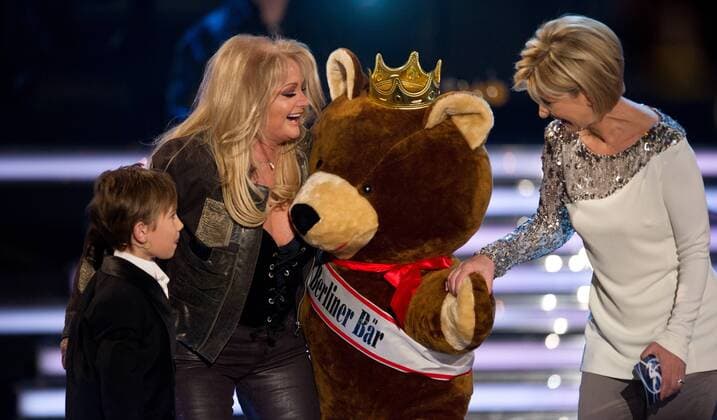 Kindermoderator KONNI, Sängerin Bonnie TYLER mit einem Berliner Plüschbären, Moderatorin Carmen NEBEL (vl) Entertainment - TV Unterhaltungsshow Willkommen bei Carmen Nebel in Berlin am 16.02.2013.