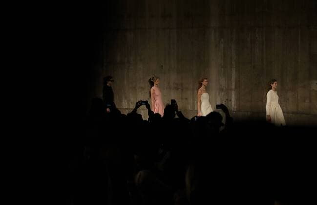 (130219) -- LONDON, Feb. 19, 2013 (Xinhua) -- Models present creations of Simon Rocha during London Fashion Week in London, Britain, on Feb. 19, 2013. (Xinhua Yin Gang)(axy) BRITIAN-LONDON-FASHION WEEK-SIMON ROCHA 