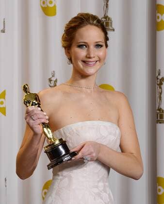 OSCARS. Beste Hauptdarstellerin. Preisträgerinnen 2011-2020 Actress Jennifer Lawrence hold her Oscar for best Performance by an Actress in a Leading Roll - Silver Linings Playbook backstage at the 85th Academy Awards at the Hollywood and Highlands Center in the Hollywood section of Los Angeles on February 24, 2013.  LAP201302241747