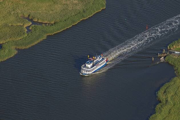 Luftbild, Mississippidampfer Riverboat beim Fähranleger Müggenburg , Insel Großer Kirr, Barther Bodden, Zingst, Ostsee, Mecklenburg-Vorpommern, Deutschland, Europa !ACHTUNGxMINDESTHONORARx60xEURO!
