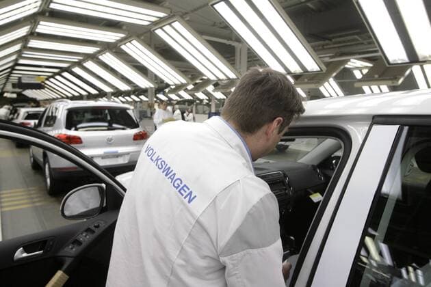 DEU, Wolfsburg 25.02.2013 - Der VW Tiguan und Golf 7 im Lichttunnel der Qualitaetssicherung bei der Fahrzeug-Endabnahme im VW Werk in Wolfsburg. Mitarbeiter bei der Endkontrolle eines VW Golf 7
