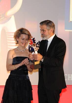 Preisträger George Clooney und Ursula von der Leyen bei der Verleihung Deutscher Medienpreis am 26.2.2013 in Baden Baden Deutscher Medienpreis in Baden Baden am 26.2.2013 