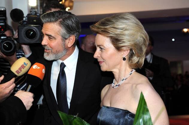Preisträger George Clooney und Ursula von der Leyen bei der Verleihung Deutscher Medienpreis am 26.2.2013 in Baden Baden Deutscher Medienpreis in Baden Baden am 26.2.2013 