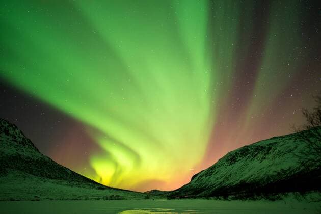 Lichtimpressionen Nordlichtvorhang vor Sternenhimmel ueber verschneitem Tal, Norwegen, Troms, Kvaloea, Kattfjordeidet aurora curtain in front of the starry sky over snow-covered valley, Norway, Troms, Kvaloea, Kattfjordeidet BLWS327507