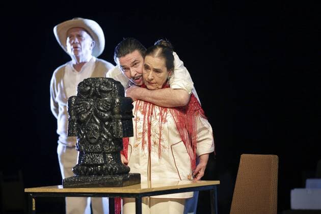 drama-berlin.de 26.02.2013 Deutsches Theater Berlin IN ZEITEN DES ABNEHMENDEN LICHTS (von Eugen Ruge), Regie: Stephan Kimmig, Buehne: Katja Hass, Kostueme: Anja Rabes, Premiere am 28.02.2013. Szene mit Markus Graf (als Adrian Mexikaner), Gabriele Heinz (als Charlotte Powileit) und Christian Grashof (als Wilhelm Powileit, hinten). Deutsches Theater Berlin IN TIMES OF FADING LIGHT by Eugen Ruge, directed by Stephan Kimmig, stage design Katja Hass, costumes design Anja Rabes, opening February 28, 2013. Scene with Markus Graf (as Adrian a Mexican), Gabriele Heinz (als Charlotte Powileit) and Christian Grashof (as Wilhelm Powileit, back). ©xMarquardt drama-berlin.de