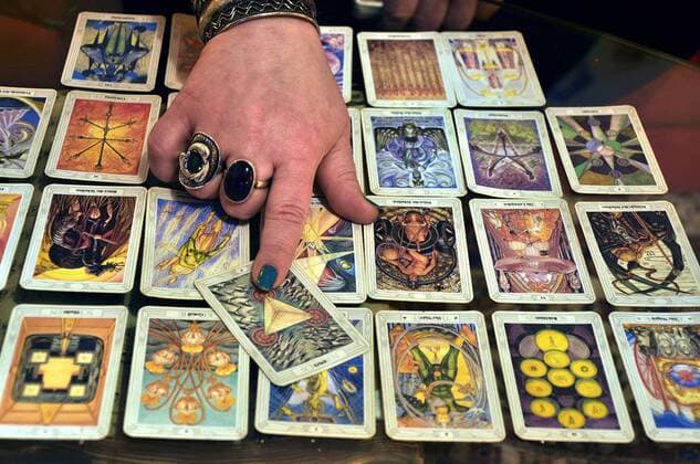 Hand auf Tarotkarten, Frau, Model, Floria, Hand, Karten, Tarotkarten, wahrsagen, Wahrsagerin