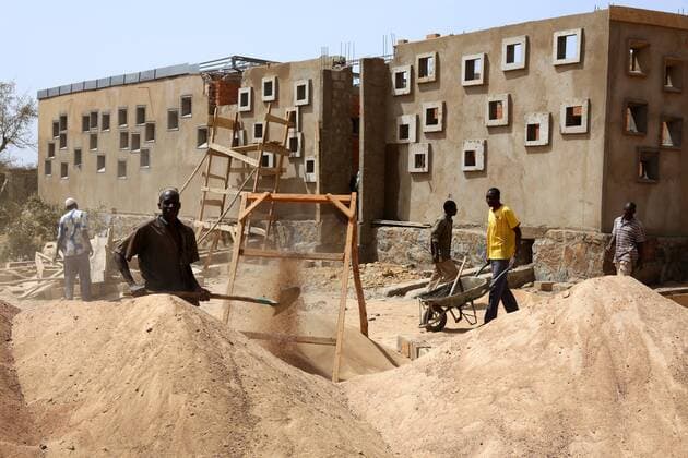 Baustelle des Krankenhauses im Operndorf des 2010 verstorbenen Film- und Theaterregisseurs Christoph Schlingensief. Ortschaft Ziniaré, etwa 40 Kiliometer nordöstlich von Quagadougu, der Hauptstadt von Burkina Faso --- Foto: F.Stark