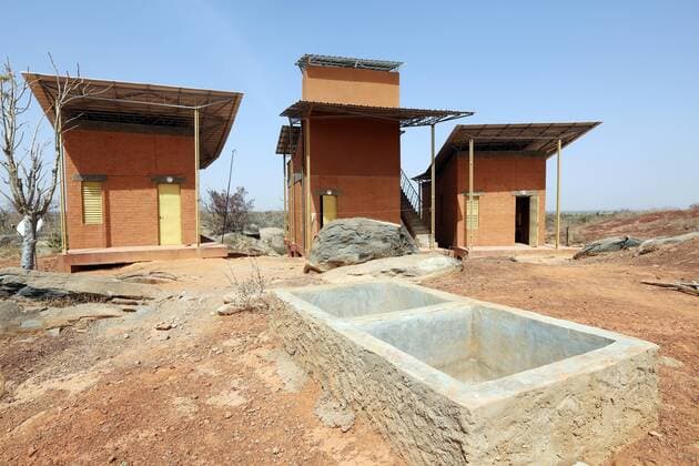 Wohnhaeuser auf der Baustelle des Operndorfs des 2010 verstorbenen Film- und Theaterregisseurs Christoph Schlingensief. Ortschaft Ziniaré, etwa 40 Kiliometer nordöstlich von Quagadougu, der Hauptstadt von Burkina Faso --- Foto: F.Stark