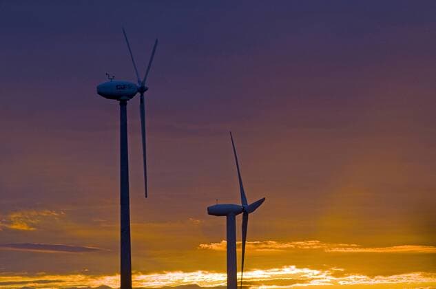 IMAGO Creative: 2022 Farbe des Jahres: Very Peri, Veilchenblau IMAGO Creative: Klimawandel - Grüne Erholung Windraeder bei Sonnenuntergang, Grossbritannien, Wales wind turbines at sunset, United Kingdom, Wales BLWS327373