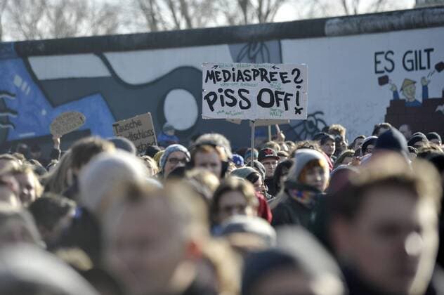 Protest gegen den geplanten Teilabriss der East-Side-Gallery an der Mühlenstrasse in Berlin-Mitte anlässlich eines Neubaus eines Hochhauses auf dem ehemaligen Todesstreifen am Berliner Spreeufer East Side Gallery in Berlin _SNA9313.jpg