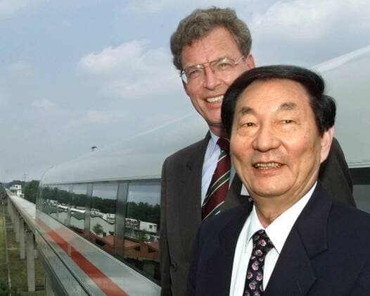Zhu Rongji, Premierminister China s , rechts, und Gerhard Cromme, Chef der ThyssenKrupp AG, links, posieren vor dem Hochgeschwindigkeitszug Transrapid während des Besuches auf der Transrapid-Teststrecke in Lathen, am 02. Juli 2000. Transrapid, Hochgeschwindigkeitszug, Premierminister, China, Teststrecke, Deutsche Bahn, DB, Lathen