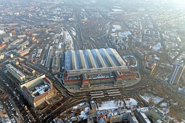 Zentrum Leipzig. Die Leipziger Innenstadt mit dem Wintergartenhochhaus und dem Hauptbahnhof am 11.02.2013.