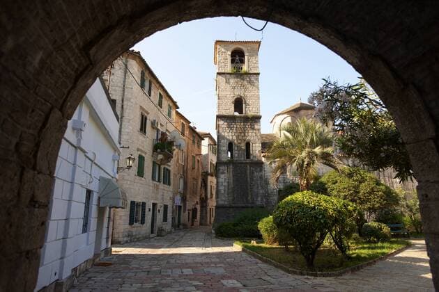 Kirche St. Marija Koldata, durch Stadttor gesehen, Kotor, Montenegro, Europa iblpwn02441854.jpg