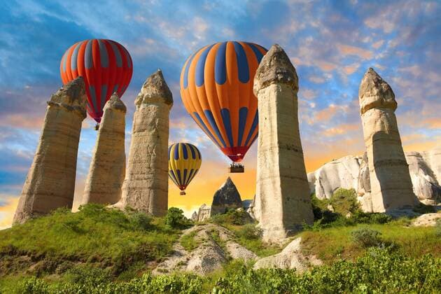 Heißluftballons über dem Love Valley bei Sonnenaufgang, Kappadokien, Türkei iblpwn02429294.jpg