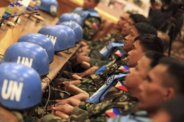 (130310) -- AMMAN, March 10, 2013 (Xinhua) -- Some of the released 21 Filipino United Nations (UN) peacekeepers attend a press conference at the Jordanian Army Headquarters in Amman, Jordan on March 9, 2013.The 21 UN peacekeepers snatched recently by Syrian rebels at the southwestern village of Jamla near the border with Jordan and the Israel-occupied Golan Heights were released Saturday after long and arduous negotiations with the captors, a UN official told Xinhua. (Xinhua Mohammad Abu Ghosh) JORDAN-AMMAN-UNITED NATIONS PEACEKEEPERS-RELEASED 