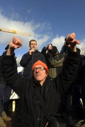Thema: Matthias Röingh - bekannt unter dem Künstlernamen Dr. Motte schimpft über die Rede von Stefan Evers (CDU) auf der Protestaktion gegen den Abbau von Teilen der East Side Gallery