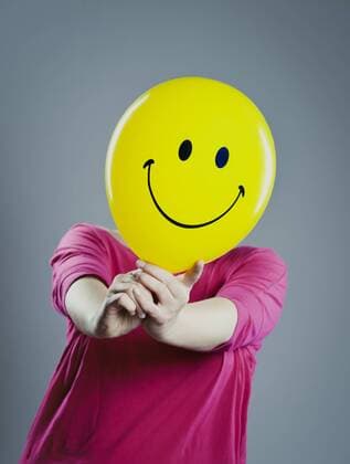  Frau mit Smiley vor dem Gesicht ibxyan02410276.jpg