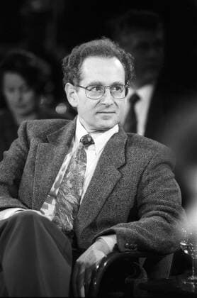 Konrad Weiß (Regisseur) 02 93 ue Konrad Weiß am 16. Februar 1993 in NDR-Talkshow , NDR Talk Show TV Fernsehen Deutschland deutsch deutscher Mann Regie Filmemacher Film Politik Politiker Bündnis 90 Bürgerrechtler DDR german director former politician gdr hoch halb sitzend neutral sw