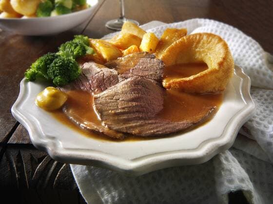  Rinderbraten, Roastbeef mit Yorkshire Pudding und Soße iblpwn02436296.jpg