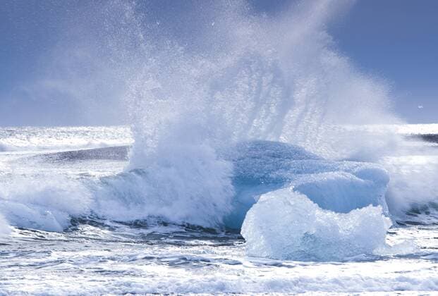 Wellen brechen am Treibeis an der Kueste , Island, Joekulsarlon waves braking at drift ice on the coast, Iceland, Joekulsarlon BLWS328990