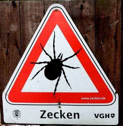 Zeckenwarnschild. Vorsicht die Zecken sind bald wieder los - Schild gesehen im Waldgebiet bei Uetze_Hannover