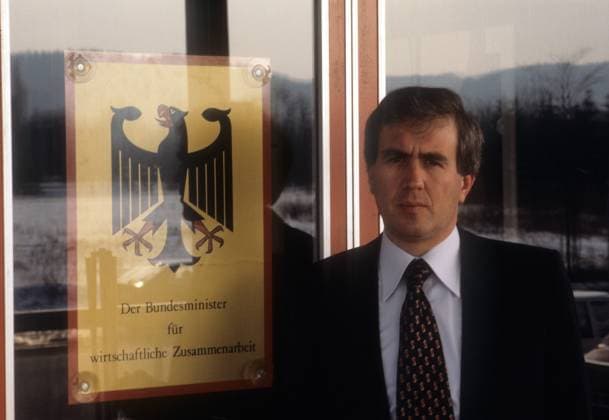 Rainer Offergeld (Deutschland SPD Bundesminister für wirtschaftliche Zusammenarbeit) vor dem Bundesministerium für wirtschaftliche Zusammenarbeit in Bonn !AUFNAHMEDATUM GESCHÄTZT!